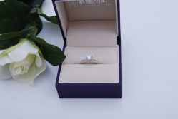 经典的六爪，简单低调~很突显钻石-威德钻石-克拉钻大本营(南京东路店)