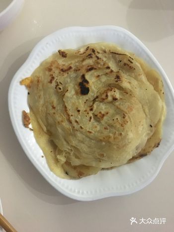 面粉加入滚油，并且搅拌均匀即可，将面团擀至面饼