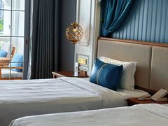 -芭黎人江景轻奢酒店(告庄西双景星光夜市店)