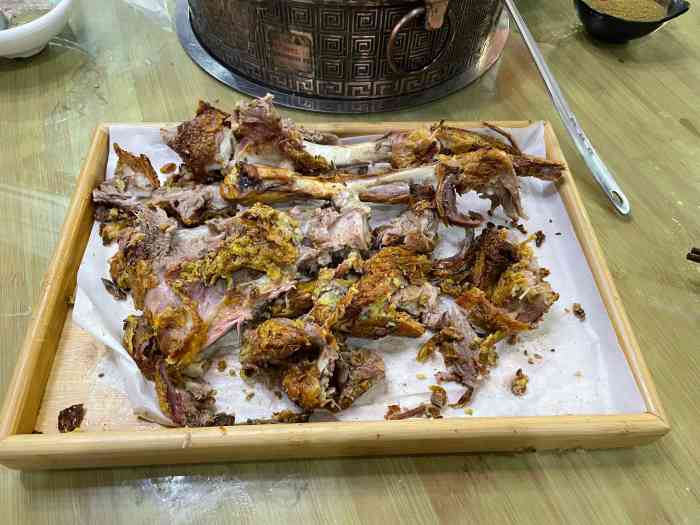 到巴音布鲁克旅游,住在附近,走走逛逛选了这家吃饭,一米羊肉卷是真的
