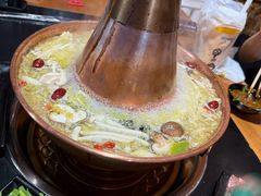 -果松木炭酸菜铜火锅·外婆参鸡汤