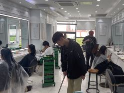 -镁连社·美联社
