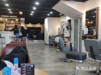 它终于开门了 我这又长又厚的头发 终于可以剪掉了