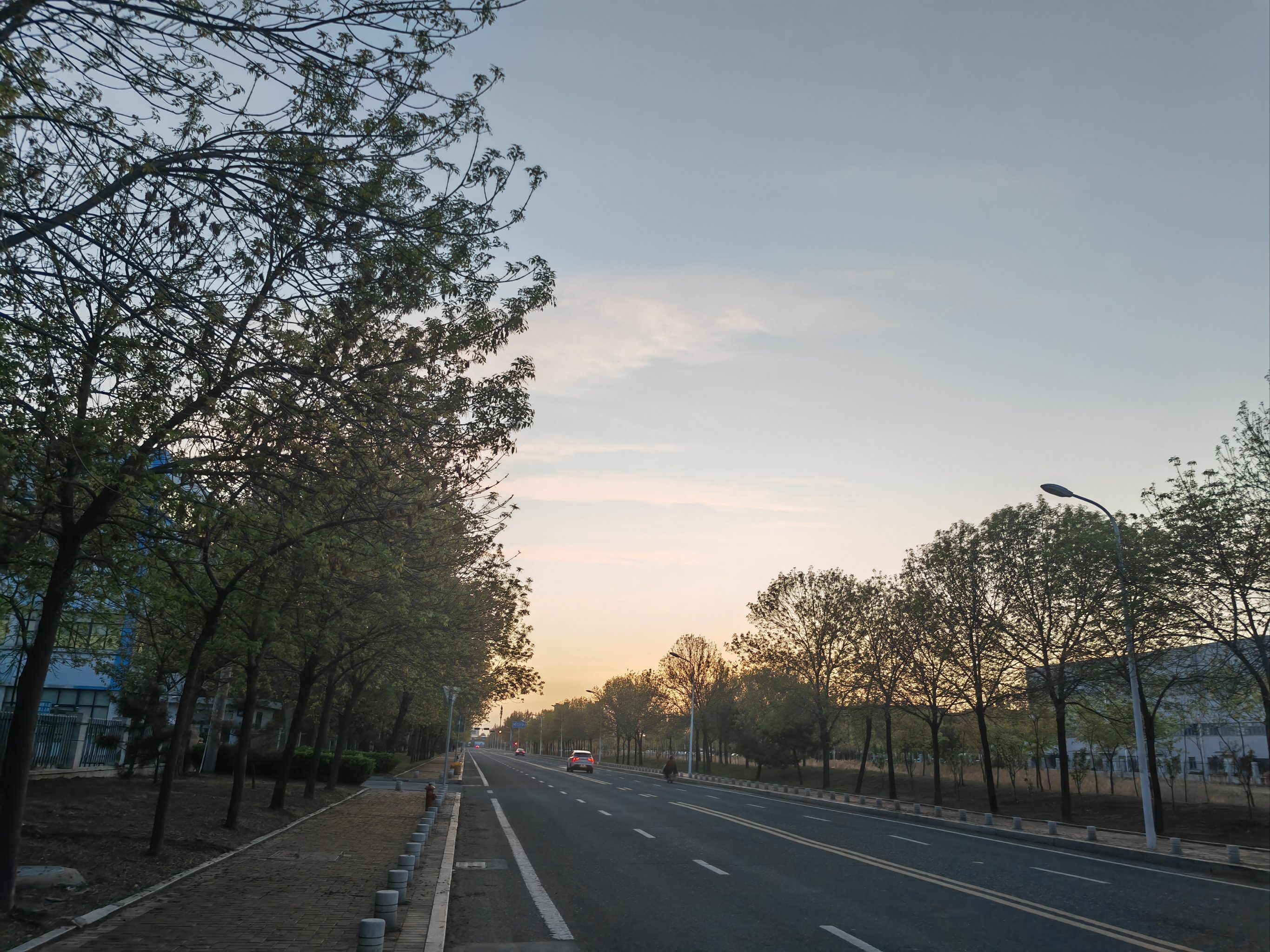 夕阳西下,落日余晖图片