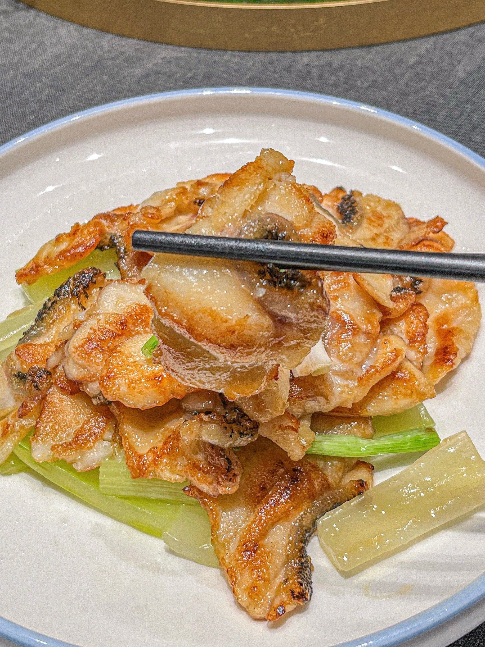 n
这装修环境真的没话说,地板铮亮都能反光出人的倒影,包间装修