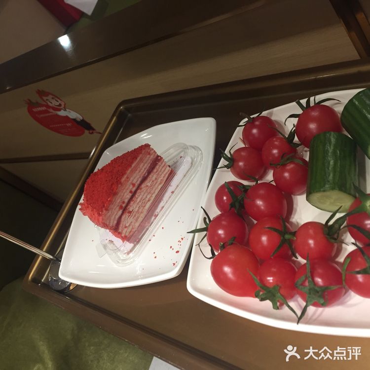 零食 给我，张秀芳小姐姐 拿来了，水果，赠送甜品