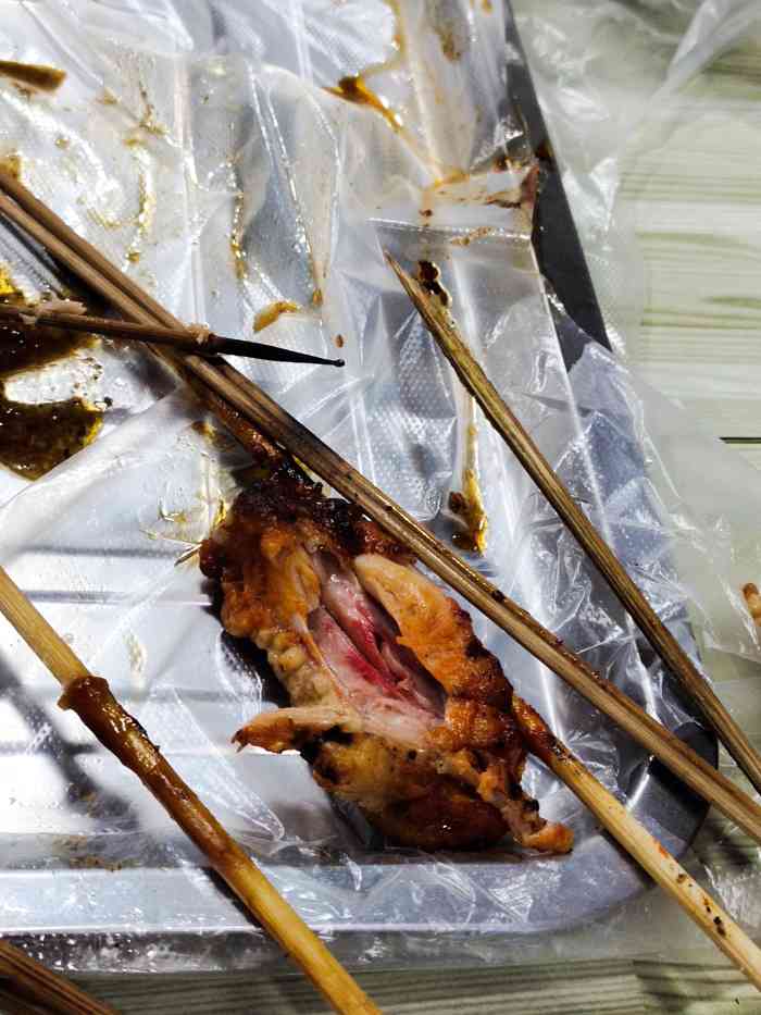 打分 麻辣烫没多少东西 烤串.  苍蝇. 大冰柜一来一合都是肉腥味