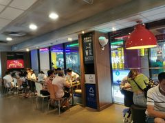 等位区-麦当劳(东急新天地店)