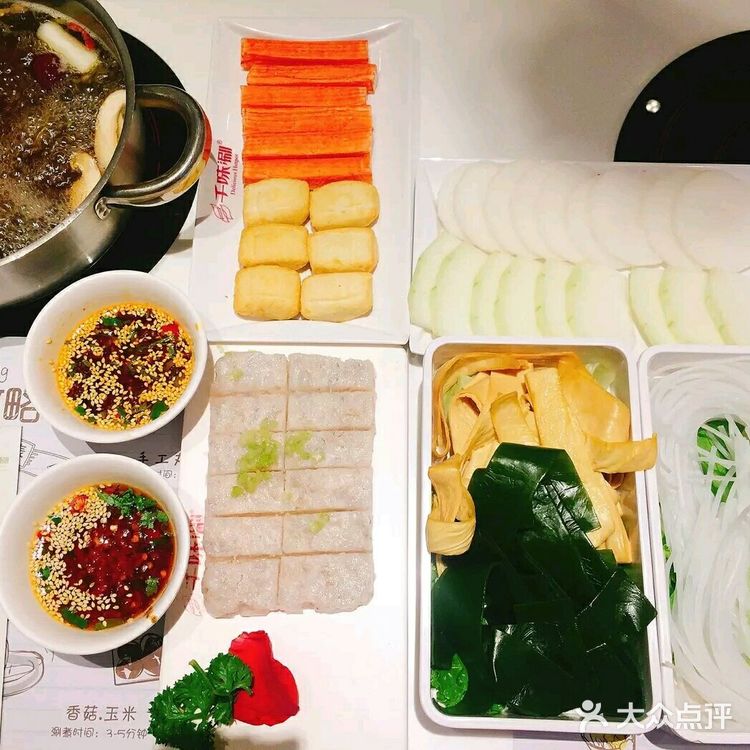 不用排队，4个人2个锅，电磁炉小火锅那种