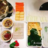 不用排队，4个人2个锅，电磁炉小火锅那种