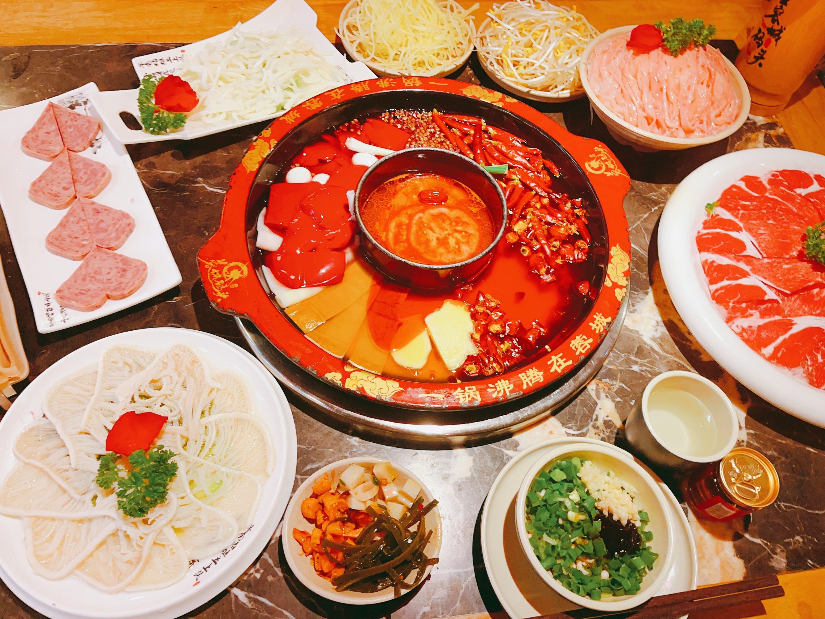 品味四川麻辣火锅,尽享舌尖上的中国