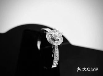 给大家分享一款设计师款的钻戒，名为钻石环系列