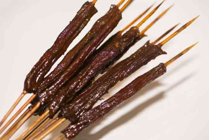 招牌干巴肉,历经一天风机持续不断吹袭,形成这一串串招牌干巴肉.