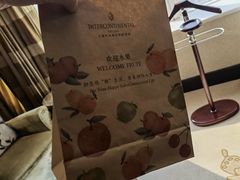 需要顾客自己用纸袋在一楼领取的欢迎水果-大连中远海运洲际酒店