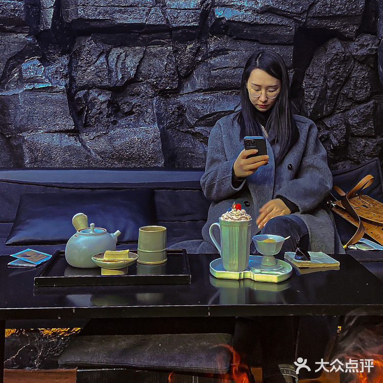 新中式茶饮空间 | 岩石和火花的碰撞