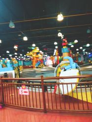 -维佳童话镇演出现场(徐东店)