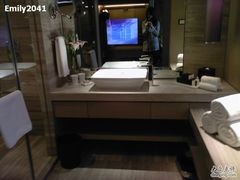 洗手台，可以看电视哈哈-上海静安洲际酒店