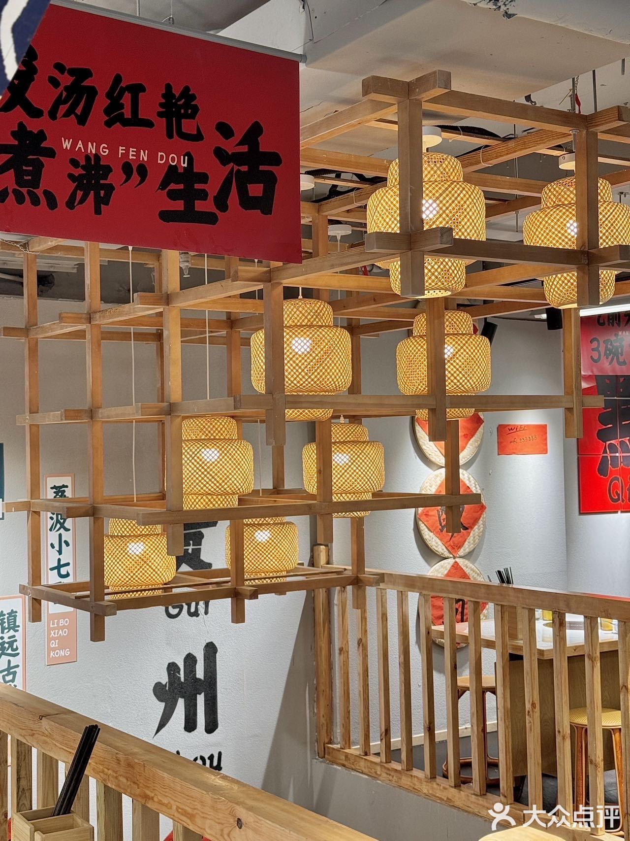 这家的酸汤火锅，好吃到炸裂！