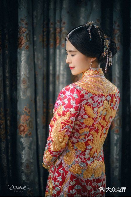 当你拖着长长的拖尾走向新郎的时候