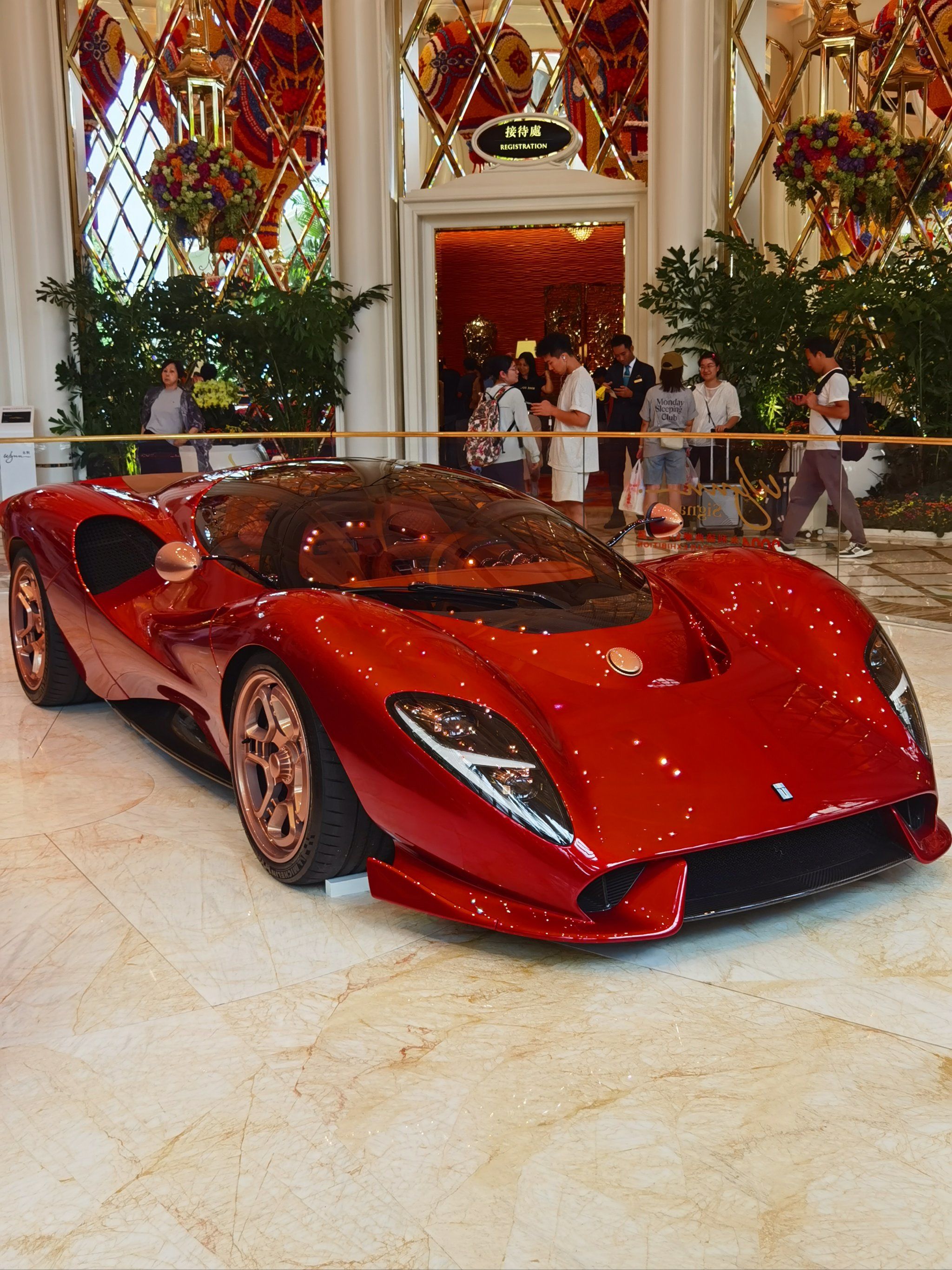 n虽然被一根线拦着,但这可能真的是我此生距离跑车最近的距离了