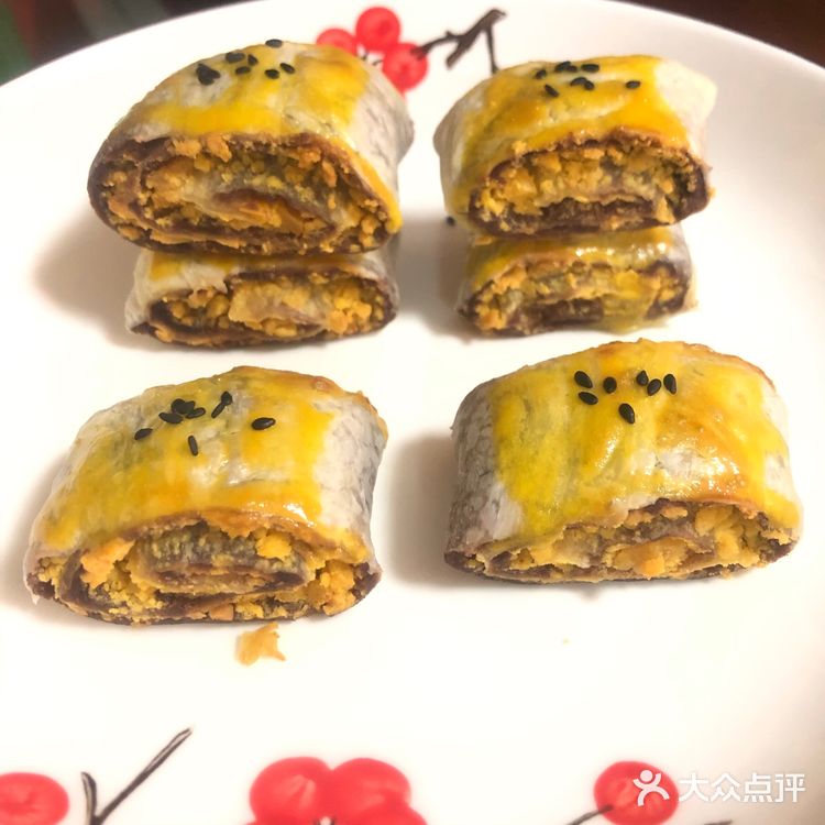 手抓饼蛋黄酥 ①材料：咸蛋黄3个，手抓饼1片
