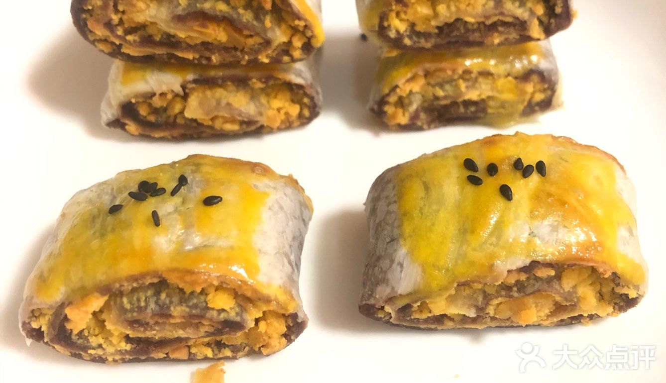 手抓饼蛋黄酥 ①材料：咸蛋黄3个，手抓饼1片