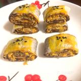 手抓饼蛋黄酥 ①材料：咸蛋黄3个，手抓饼1片