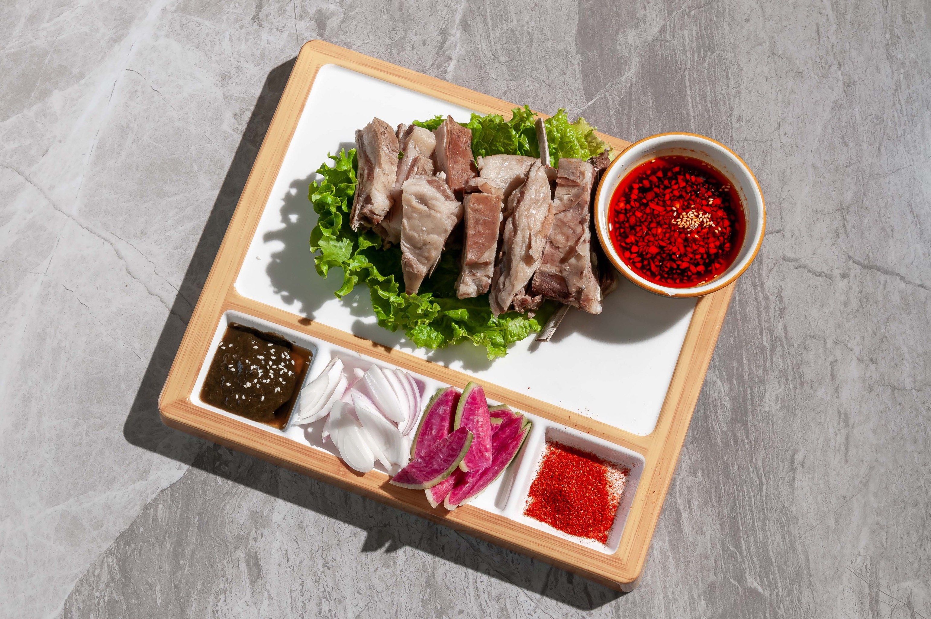 手抓羊肉 源于西北
其肉肥而不腻,色