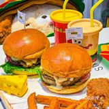 在济南提前过六一[礼花]汉堡小店可爱薯了🍔