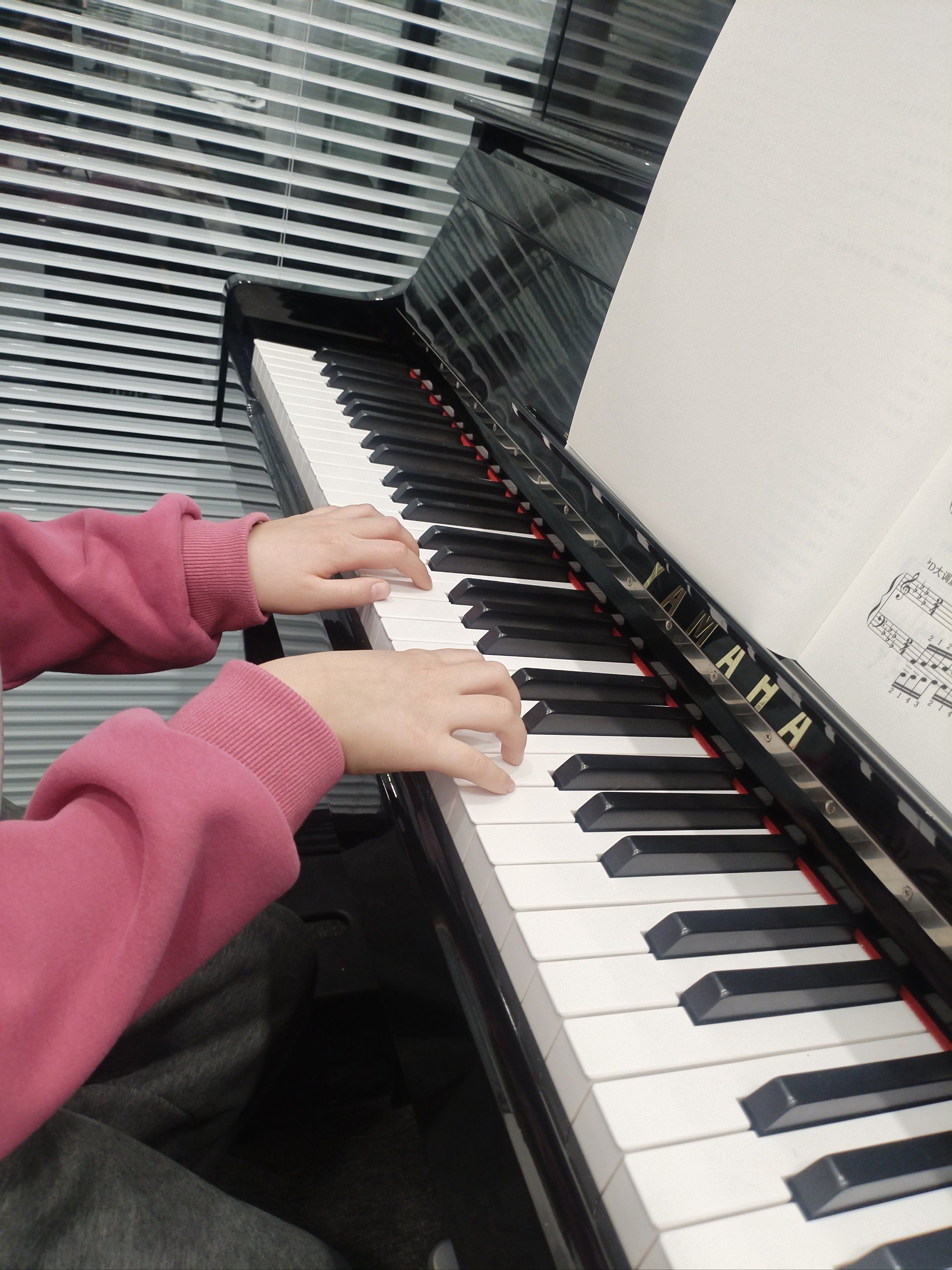 喜欢孩子弹琴的样子,一定要让小宝贝学习钢琴哦