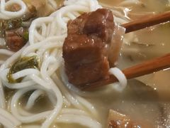 酸菜红烧肉粉-美优乐(南油海东小学店)