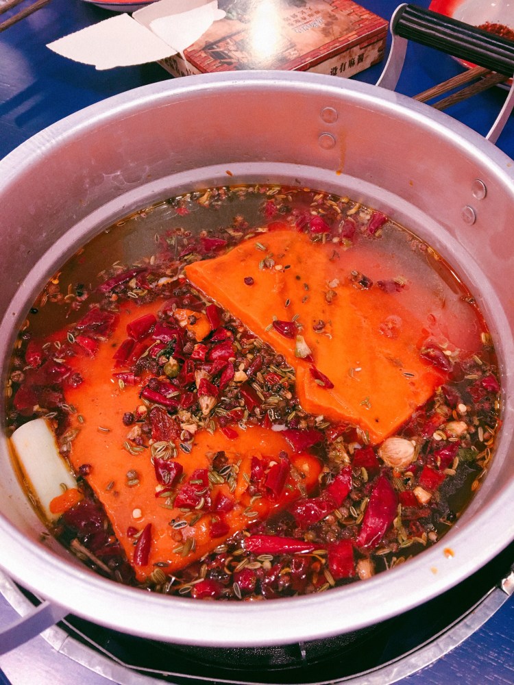 中央大街的店刚开 门脸和环境都比哈西店更干净精致 服务员还是辣么多