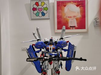 现在还是蛮流行时尚潮牌的，尤其是现在的零零后特别喜欢