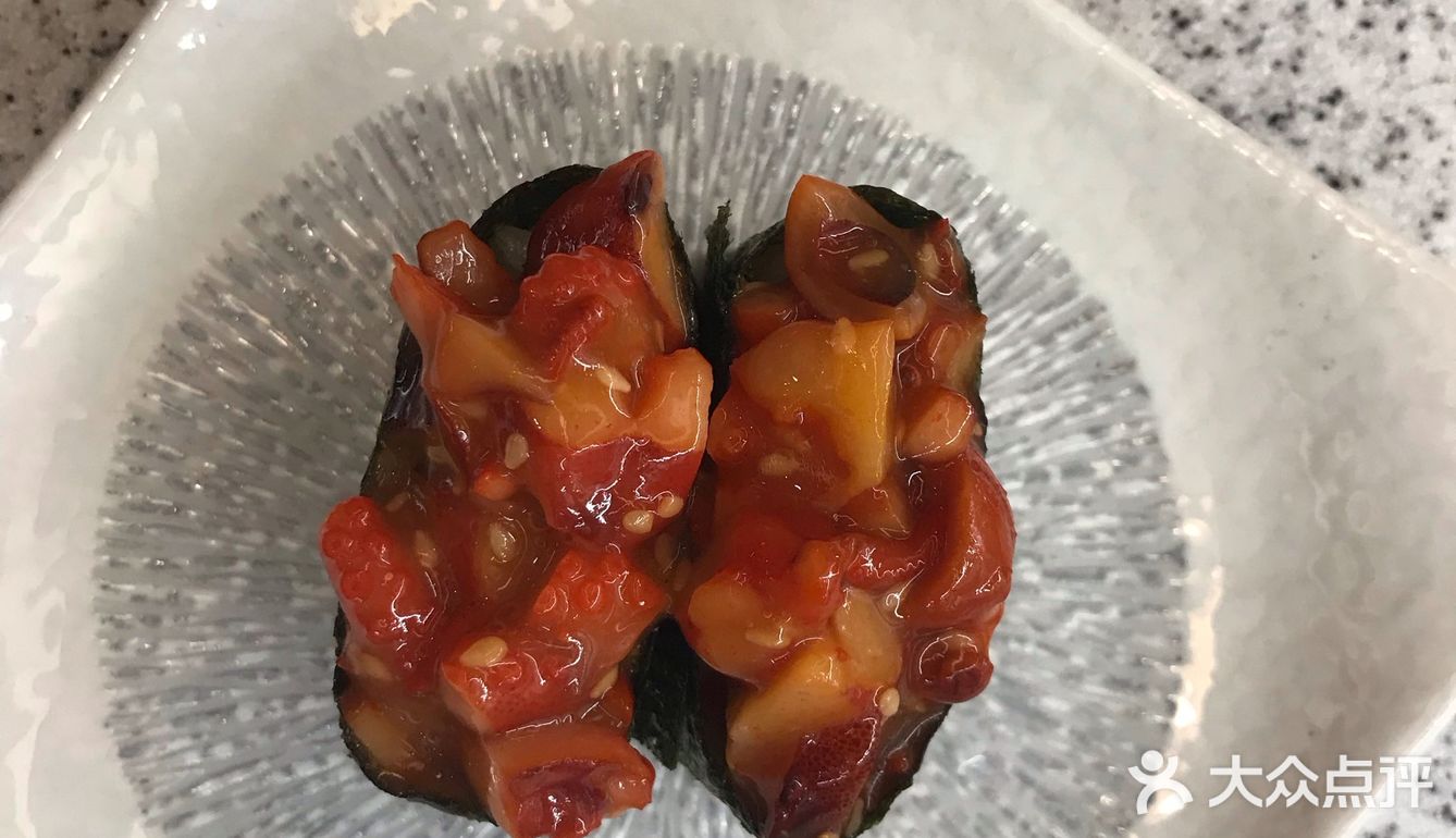 地铁口出来就是，很方便。店铺环境不错