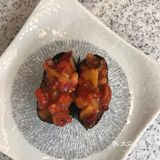 地铁口出来就是，很方便。店铺环境不错