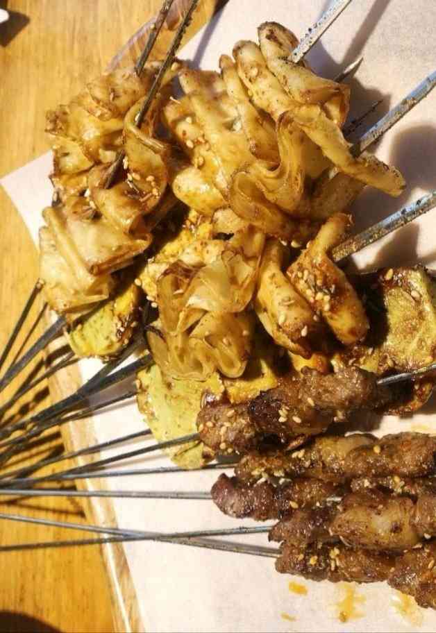 老友烧烤(万达店)-"有点太吵了,人挺多的,没觉得串多好吃,挺.