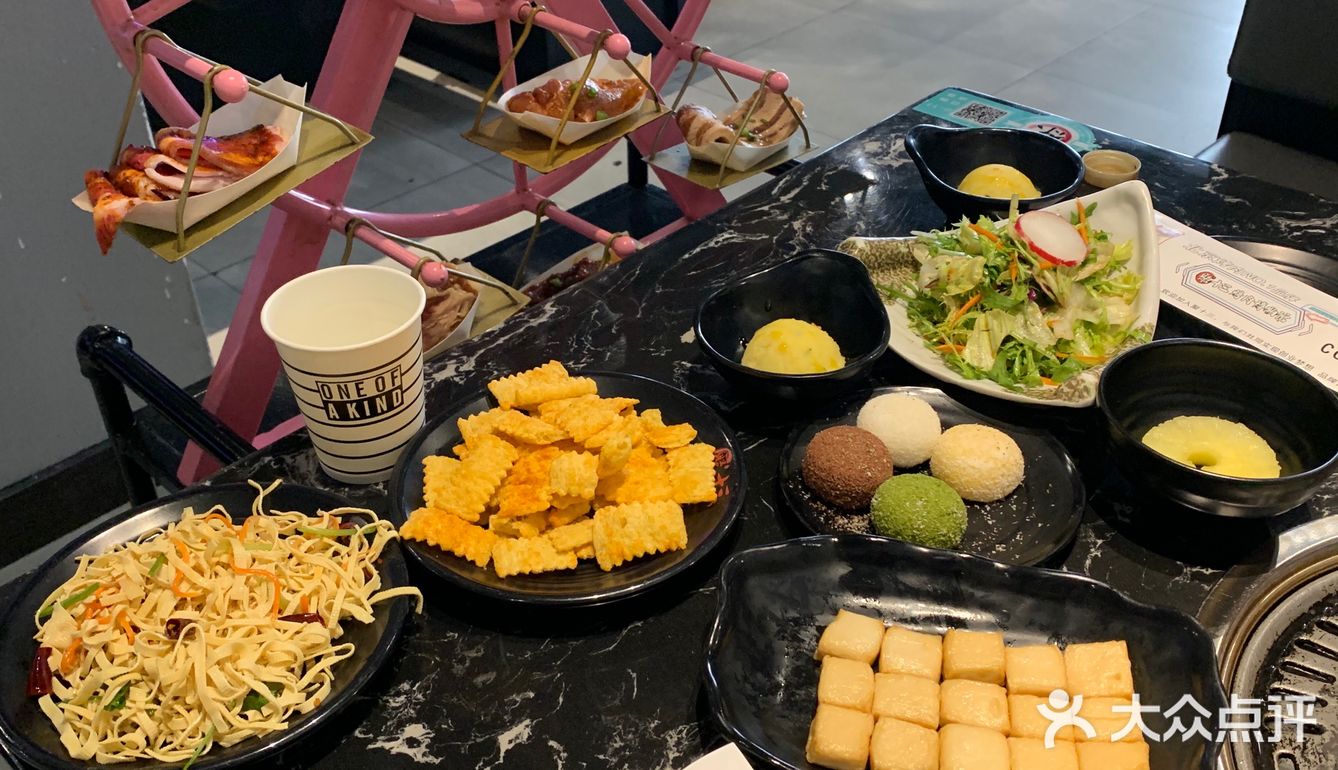 三个人根本吃不完。目前活动也多