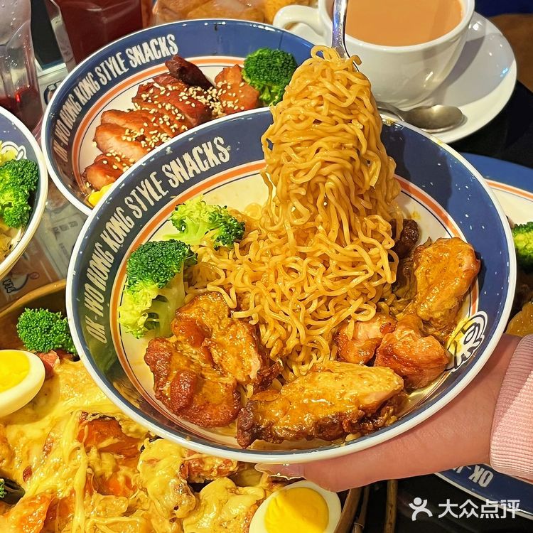 分量挺大的，上面铺了一层可以拉丝的芝士