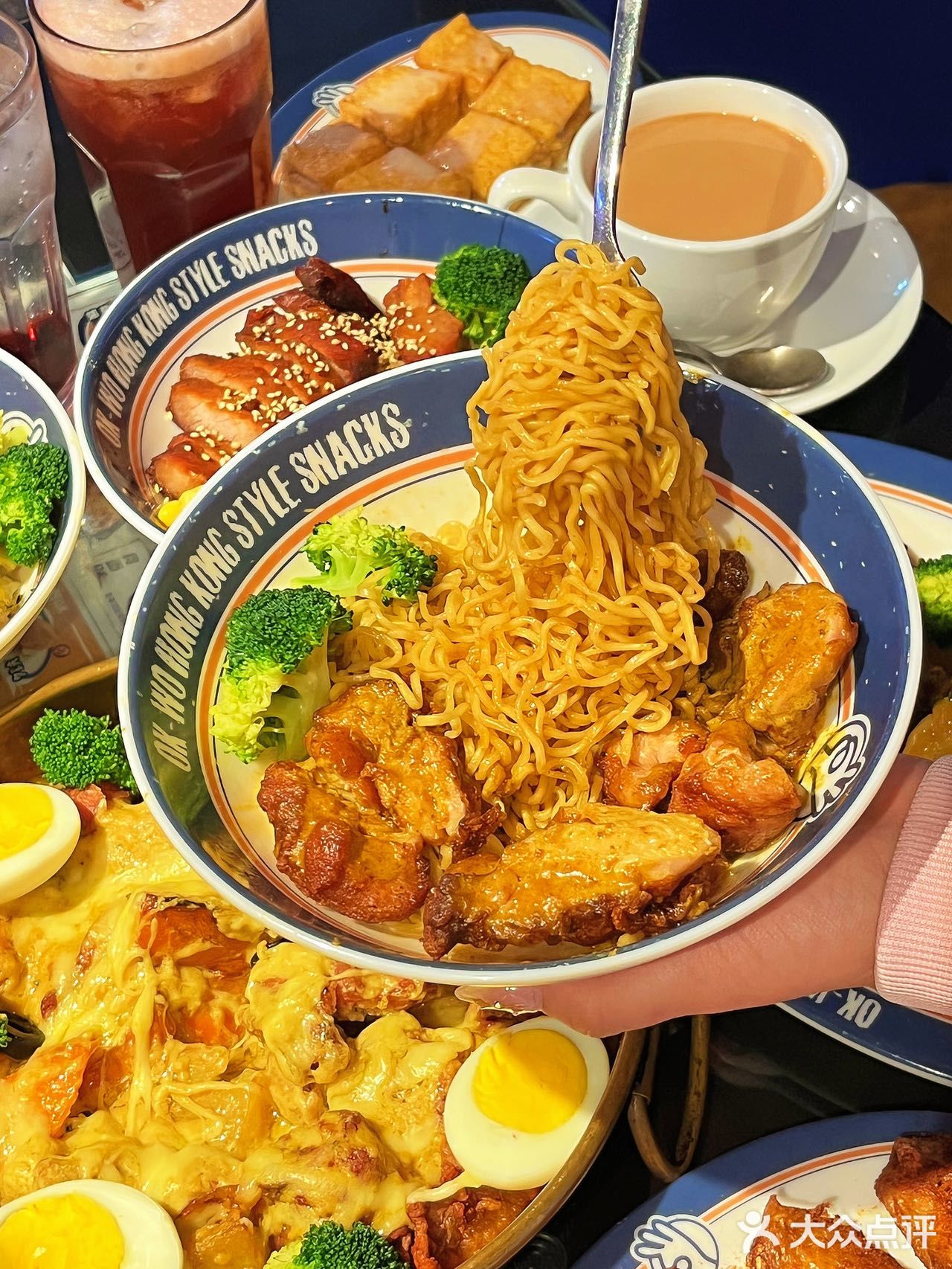 分量挺大的，上面铺了一层可以拉丝的芝士