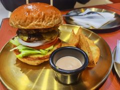 焦糖烤菠萝牛肉汉堡-魏斯理汉堡(西安沣东吾悦店)