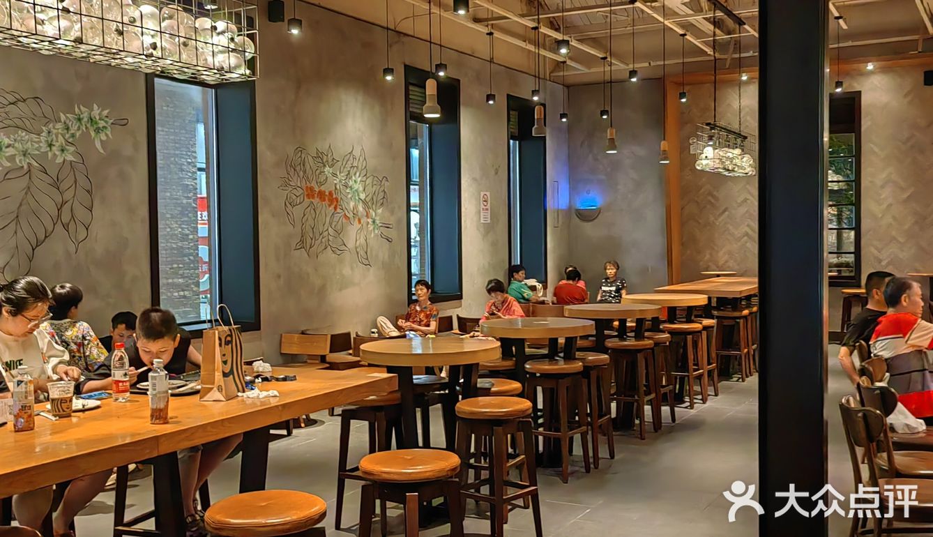 游玩累时座一会，来一杯冰咖感受一下滨江的风！