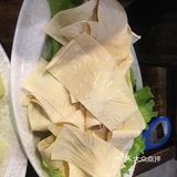 小吃货探店人气火锅店[调皮]唇辣号北苑店