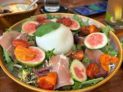 布拉塔芝士与无花果沙拉-COMMUNE RESERVE幻师(愚园路店)