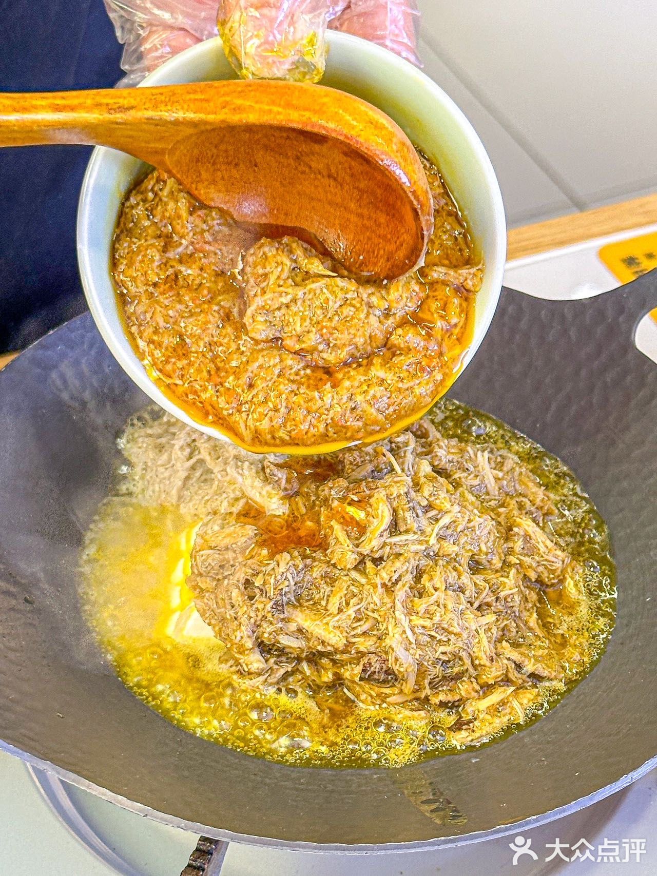 约了同事来这家吃吃看,据说一碗蟹黄面可是有六只螃蟹!