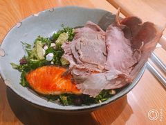 煎三文鱼牛油果色拉配烤牛肉-Wagas沃歌斯(环贸店)