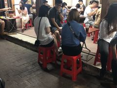 等位区-威邵鸡煲(西华路总店)