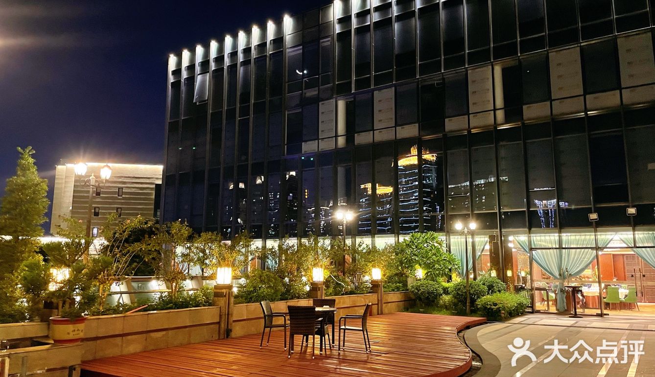 二沙岛美食地标～国家级五钻酒家，坐拥一线江景。