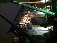 沉浸在夜色中的星巴克-星巴克臻选(成都宽窄巷子店)