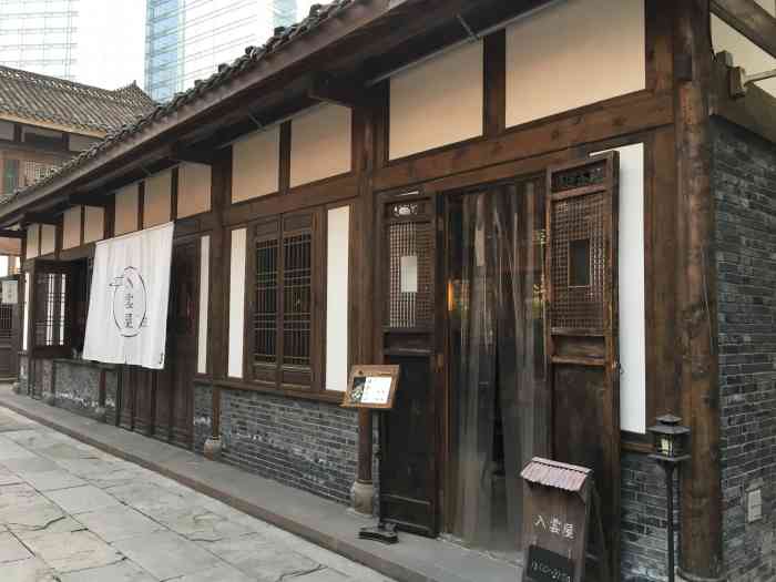 新中式店面设计很不错,可以拍照的角落很多!