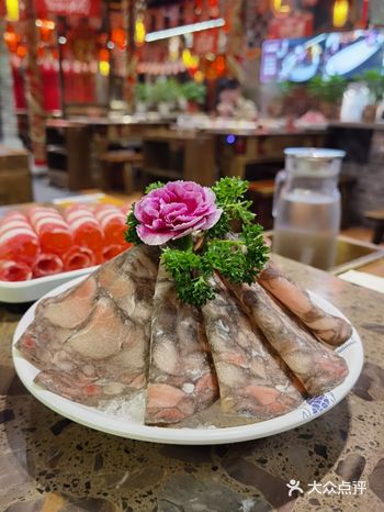 这次的龙坛九子双人餐，锅底选的三味锅，牛油 贵州酸汤